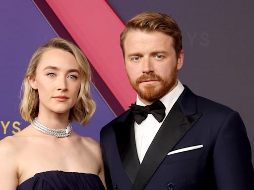 Quién es el atractivo actor con el que Saoirse Ronan posa en los Emmy: se casaron en secreto en julio