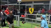 VIDEO: Luis Suárez juega futbol con Carlos Sainz en la previa del Gran Premio de Miami