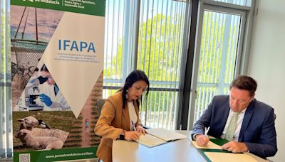 IFAPA y Proinsener se unen para el desarrollo del cultivo vertical de fresas