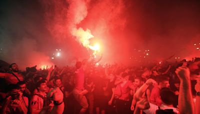 Más de 100.000 hinchas del Olympiacos festejan en El Pireo su primer título europeo