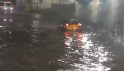 ¡Autos bajo el agua! Cae aguacero en límites de Miguel Hidalgo y Naucalpan