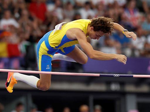 Mondo Duplantis, para la historia y cada vez más cerca del cielo: oro y récord mundial en el salto con garrocha de los Juegos Olímpicos de París 2024