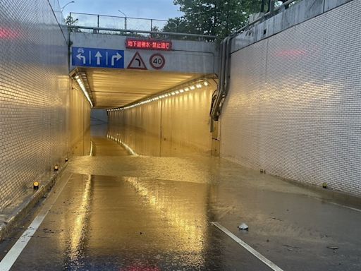 北市豪雨信義路地下道管制 北捷忠孝復興站天花板漏水