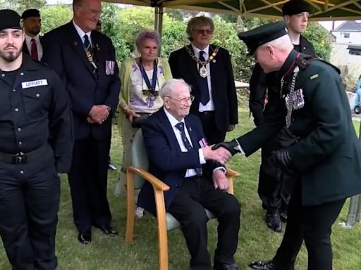 Second World War veteran, 98, finally receives medals 80 years later