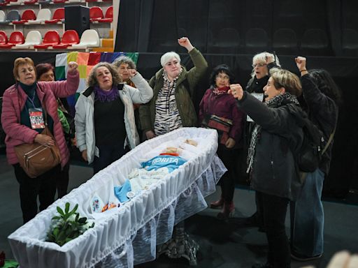 Pañuelos blancos y una ronda nocturna en la Plaza de Mayo para despedir a Nora Cortiñas