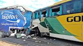 Quatro pessoas morrem e 32 ficam feridas em colisão entre ônibus e carreta em Minas Gerais; veja vídeo