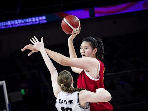 籃球》3樓打球太狠了！「女姚明」張子宇國際賽初亮相超吸睛 U18亞青站著虐暴對手禁區