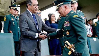 Gustavo Petro pidió al nuevo comandante del Ejército sacar a uniformados involucrados en robo de armas