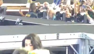 'Entalada' no cropped? Pabllo Vittar ajuda Madonna com figurino segundos antes de subirem ao palco; vídeo viraliza
