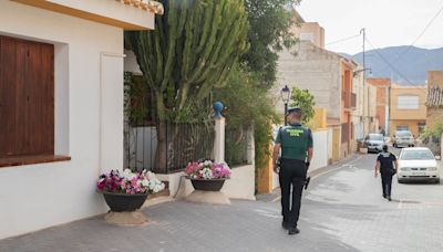 La mujer que mató a puñaladas a su padre en Murcia asegura que escuchó voces en su cabeza: su madre, en estado crítico