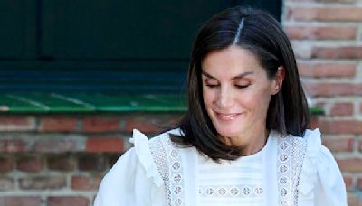 La reina Letizia estrena tenis veganos y los combina con blusa bohemia, ¡inspírate!