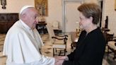 ‘Reze por mim que eu rezo por você’, diz papa Francisco em encontro com Dilma | O TEMPO