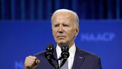 Joe Biden, qui s’accroche à sa candidature, de plus en plus isolé chez les démocrates