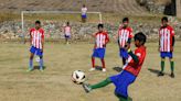 Niños y adolescentes bolivianos defienden la camiseta del Atleti a 4.000 metros de altitud