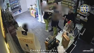 Así ha atracado un inmigrante una farmacia en Sevilla y ha agredido a la empleada que intentó evitarlo.