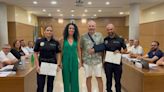 Homenaje a dos policías de Tavernes que salvaron la vida a un vecino