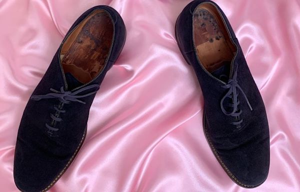 Elvis Presley’s actual blue suede shoes sell for $150,000 in auction | CNN