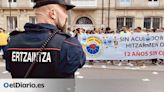 La Ertzaintza se saltó la "neutralidad" exigida por ley a los policías al aplaudir la protesta de sus colegas en el Parlamento