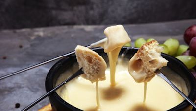 Aprenda a fazer o fondue de queijo e cachaça que premiou chef brasileira