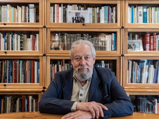 En la biblioteca de Gonzalo Celorio: “Los libros nacen y se reproducen, pero no mueren”