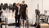大腦與脊椎植入搭起「數位橋」 男子下半身癱瘓12年後恢復站立走路