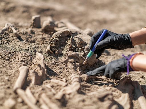 17世紀吸血鬼遺骸出土 「脖子抵鐮刀」防起死回生 - 搜奇