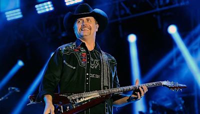 Singer John Rich offers free concert to fraternity for protecting US flag from protestors
