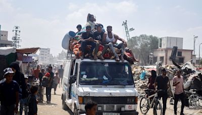 Thousands of Palestinians flee their homes as Israeli forces bomb southern Gaza