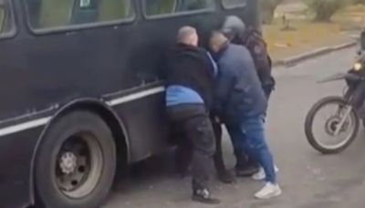 Video: dos choferes detuvieron a un ladrón que robó en un colectivo y se lo entregaron a la Policía