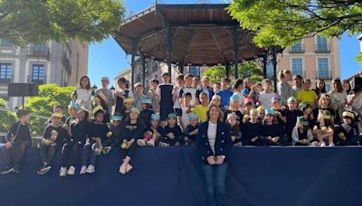 Más de un centenar de alumnos de primaria presentan en la Plaza Mayor sus trabajos sobre Isabel la Católica