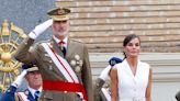 La reina Letizia recicla en Zaragoza su chaleco 'Army' de Felipe Varela con el que marca cintura