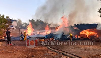 En Apatzingán; arde en llamas galera de aserradero en la colonia El Varillero