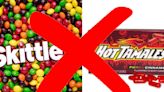 California podría prohibir la venta de Skittles, Hot Tamales y más dulces