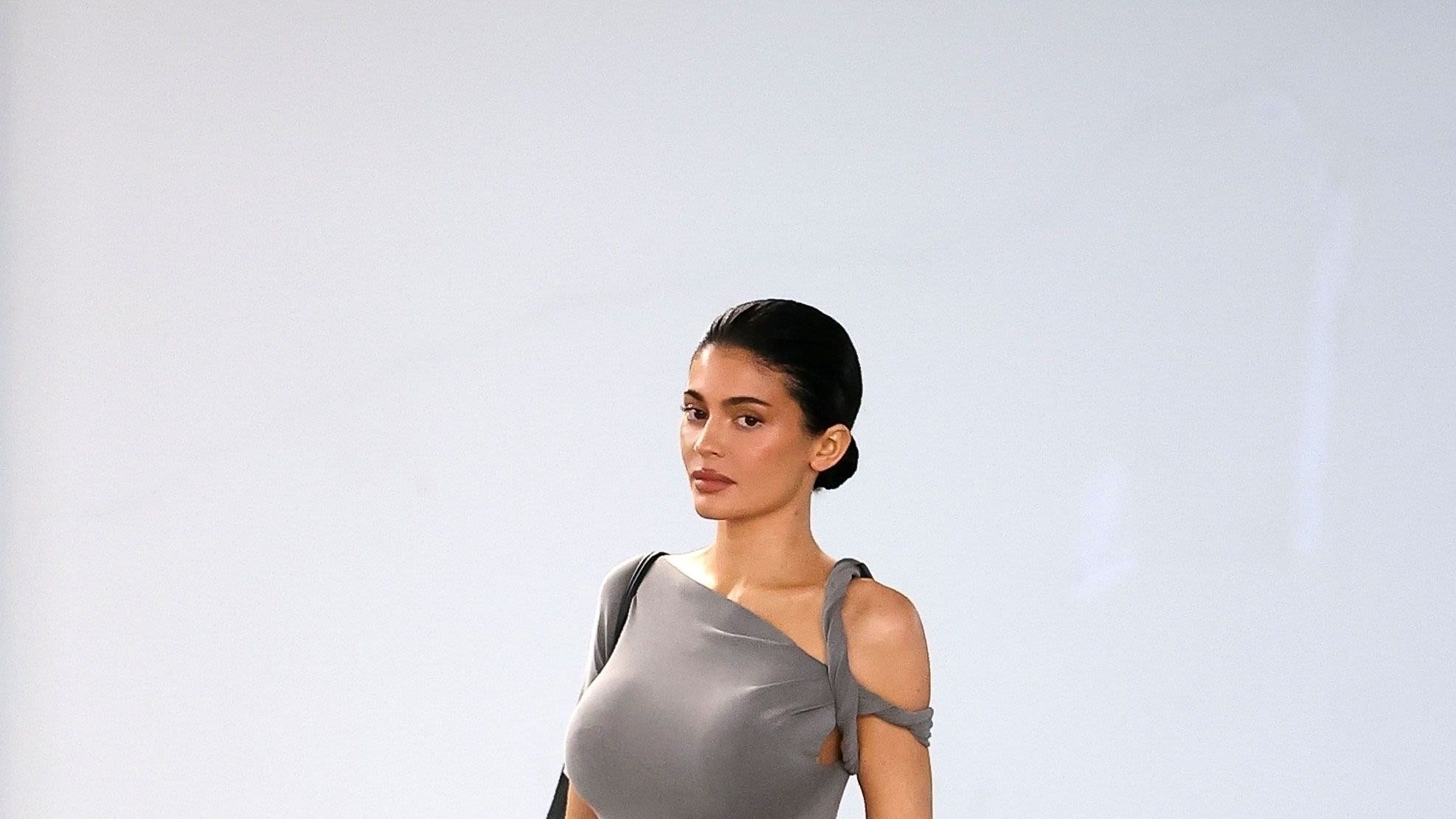 Kylie Jenner Puts a hot Spin on Loungewear in a Slinky All-Gray Fit