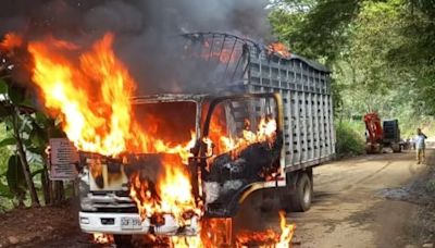 Autoridades detrás de integrantes de la banda La Inmaculada por incendio de carro avícola en Tuluá: ofrecen recompensa
