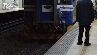 快訊／台鐵驚傳「旅客闖軌道」！遭區間車撞擊 松山=南港單線行駛│TVBS新聞網