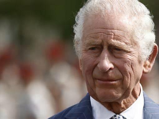 Re Carlo sta male. «Ha chiamato Harry e Meghan, vuole disperatamente vedere i nipotini. Lei ha detto di no»