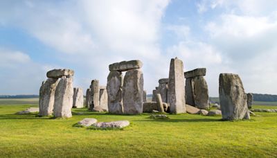 Stonehenge heritage decision delayed by 18 months