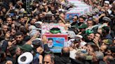 Presidente do Irã: Milhares se despedem de Ebrahim Raisi, enquanto líderes do Eixo da Resistência se reúnem à margem do funeral