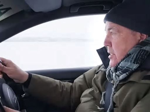 Jeremy Clarkson: 'Non guiderò mai una Tesla, in garage ho 10 auto tutte col V8'