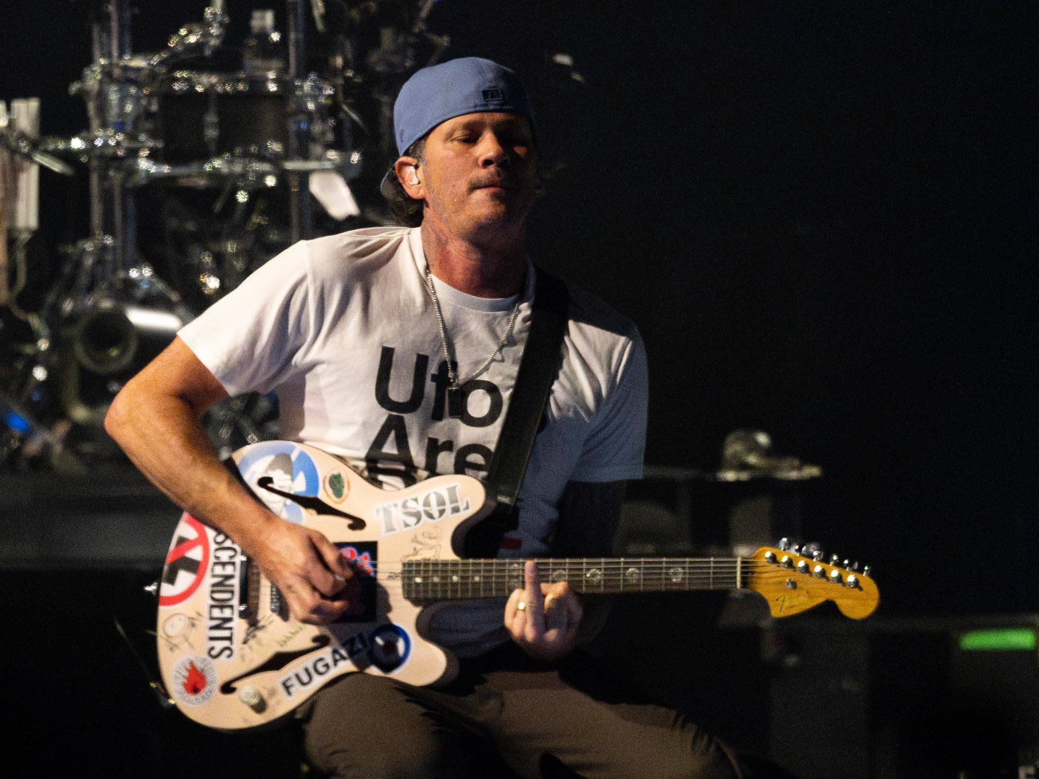 Blink-182 cuts Milwaukee gig short for sick Tom DeLonge, and Kourtney Kardashian was there