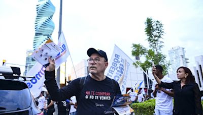 El cantante Rubén Blades pide en las calles de Panamá votar por un cambio político