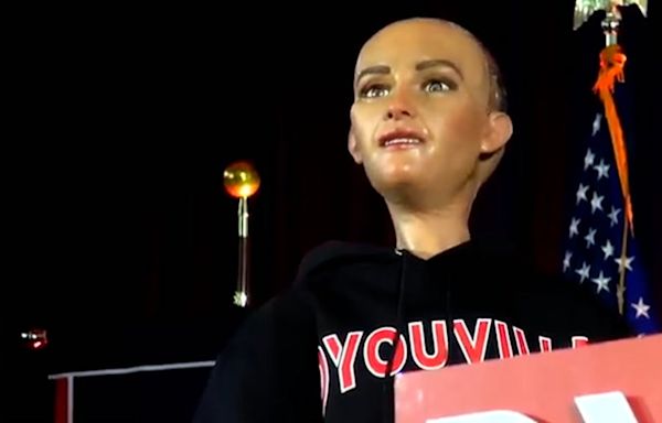 Humanoid AI robot delivers bizarre university graduation speech