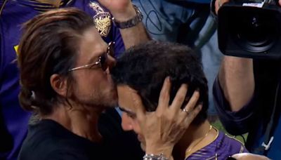 Shah Rukh Khan Kisses Gautam Gambhir's Forehead as KKR Win 3rd IPL Title: WATCH - News18