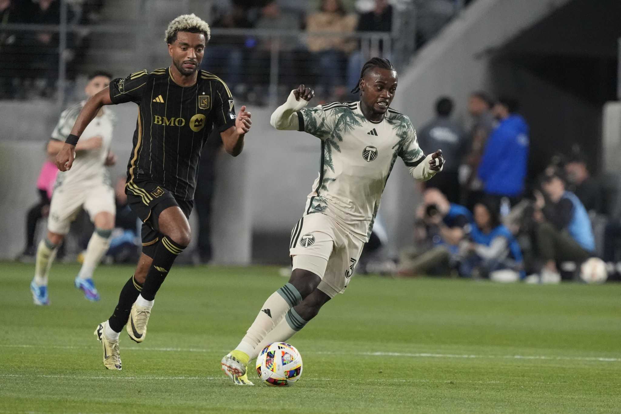 Denis Bouanga's stoppage-time goal helps LAFC beat Timbers 3-2