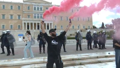 Banderas palestinas y fuentes ensangrentadas en las manifestaciones del Primero de Mayo en Atenas