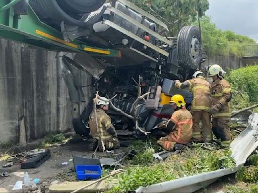 多圖／國一聯結車自撞 「烏龜翻」卡邊坡！搶救畫面曝光