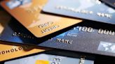Juros cobrados no rotativo do cartão de crédito caem para 422,5% em maio, informa BC