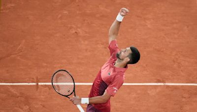 Djokovic inicia la defensa de su título del Abierto de Francia con una titubeante victoria