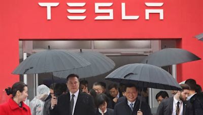 Analyst overhauls Tesla price target amid major strategy shift.